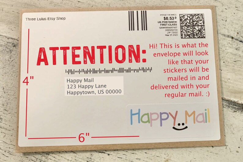 Pu&ograve; includere: Una busta bianca con testo rosso che dice "ATTENZIONE :" e "Happy Mail" con un indirizzo. La busta misura 10 cm per 15 cm. La busta ha un francobollo con un codice a barre e il testo "$0.53 US POSTAGE FIRST-CLASS".