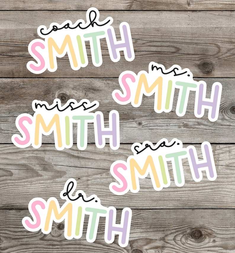 Pu&ograve; includere: Cinque adesivi colorati con la parola "SMITH" in diversi colori e caratteri. Gli adesivi hanno titoli diversi, tra cui "coach", "mrs.", "miss", "sara" e "dr."
