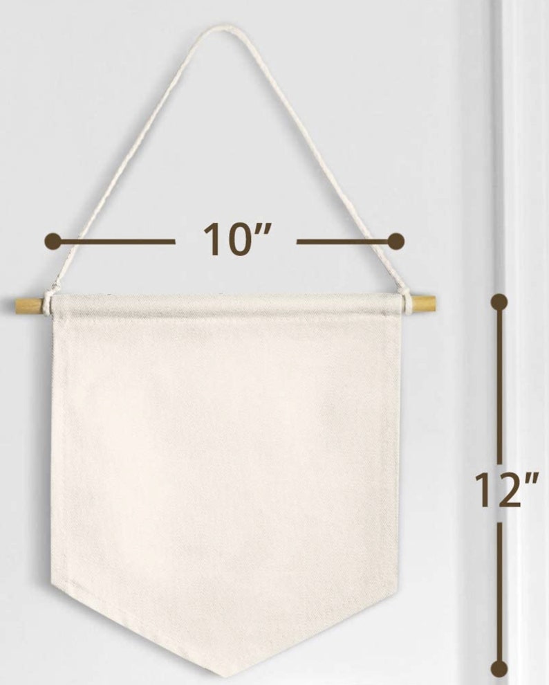 Peut inclure: Une banni&egrave;re en toile blanche avec une baguette en bois en haut et une suspension en corde. La banni&egrave;re mesure 25,4 cm de large et 30,5 cm de haut.