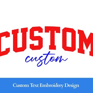 Könnte beinhalten: Weißer Hintergrund mit dem Wort „CUSTOM“ in großen, roten, bogenförmigen Blockbuchstaben. Darunter steht das Wort „custom“ in blauer Schreibschrift. Ein blaues Banner unten lautet „Custom Text Embroidery Design“.