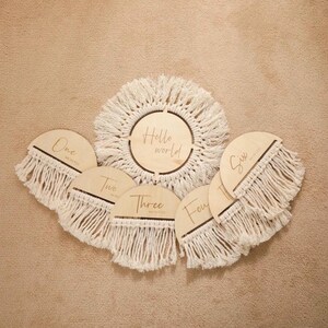 Cartes jalons pour bébés avec pompons en bois mensuels