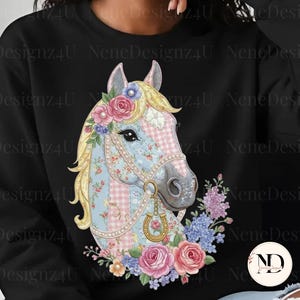 Puede incluir: Sudadera negra con un diseño de cabeza de caballo. El caballo está decorado con flores y un estampado floral en rosa, azul y amarillo. Una herradura y flores rodean la cabeza del caballo. El texto "NeneDesignz4U" es visible.