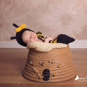 Newborn Bumblebee Photo Prop/ Baby Bee Prop/ Newborn Swaddle Sack/ Bumblbee Cocoon/Gender Neutral / Black and Yellow/ Bumblebee