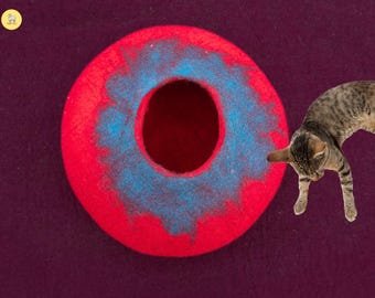 Red and Blue Wool Cat Cave: Eco-Friendly Felt Pet Bed