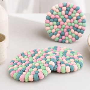Salvamanteles de fieltro en forma de bola, color rosa palo y azul verdoso – 100% lana de Nueva Zelanda, hechos a mano en Nepal.