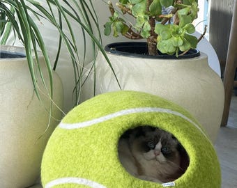 Cueva para gatos hecha a mano con fieltro de lana.