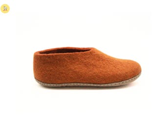 Pantofole in lana color ruggine dorato: scarpe in feltro fatte a mano con suola in pelle scamosciata