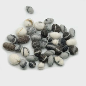 Boules de galets grises et blanches | Boule de pierre faite main feutrée de laine | Pompons en gros | Boule grisâtre en gros de laine feutrée