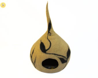 Hand-Felted Wool Cat Cave: Tailed Design, Eco-Friendly Pet Bed