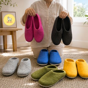 Puede incluir: Una colecci&oacute;n de zapatillas de lana fieltrada en varios colores s&oacute;lidos, incluyendo rosa brillante, gris oscuro, gris claro, azul real, verde oliva y amarillo mostaza. Cada par presenta una punta redondeada, dise&ntilde;o sin cordones y silueta simple.