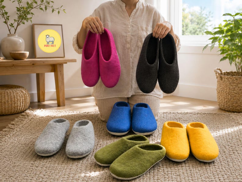 Puede incluir: Una colecci&oacute;n de zapatillas de lana fieltrada en varios colores s&oacute;lidos, incluyendo rosa brillante, gris oscuro, gris claro, azul real, verde oliva y amarillo mostaza. Cada par presenta una punta redondeada, dise&ntilde;o sin cordones y silueta simple.