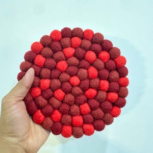 手作りの深紅色のフェルトボール型鍋敷き – エレガントなキッチン装飾のために100％ニュージーランド産ウールを使用。ネパール製。