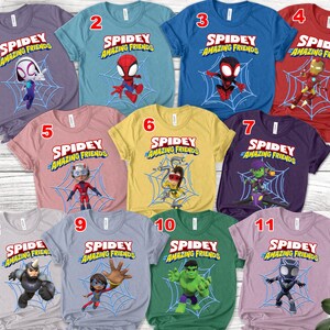 Puede incluir: Una colecci&oacute;n de once camisetas coloridas con el texto "Spidey and His Amazing Friends" y varios personajes de superh&eacute;roes. Cada camiseta tiene un color y dise&ntilde;o de personaje diferente, incluyendo Spider-Man, Iron Man y Hulk. Las camisetas son de manga corta.