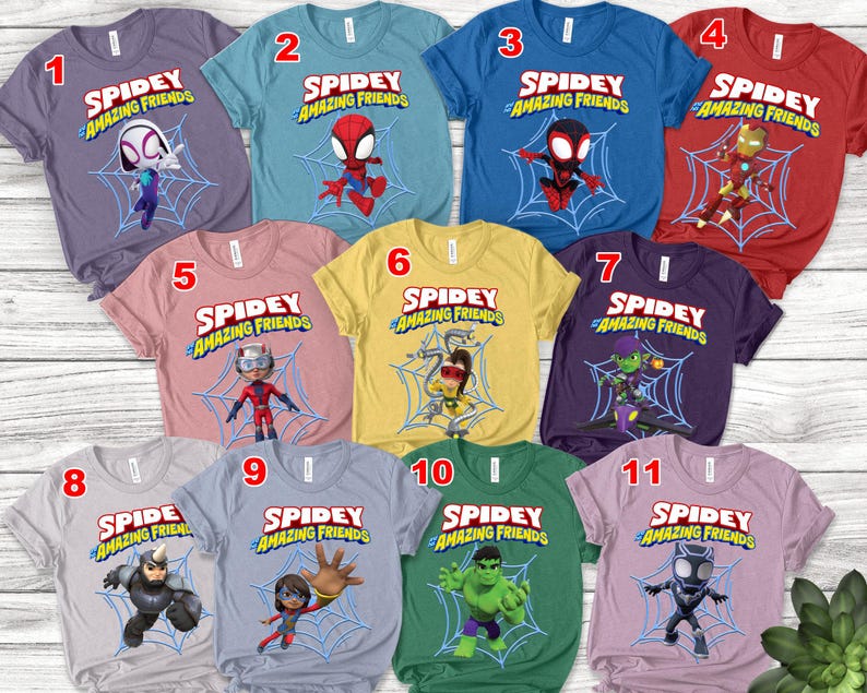 Puede incluir: Una colecci&oacute;n de once camisetas coloridas con el texto "Spidey and His Amazing Friends" y varios personajes de superh&eacute;roes. Cada camiseta tiene un color y dise&ntilde;o de personaje diferente, incluyendo Spider-Man, Iron Man y Hulk. Las camisetas son de manga corta.