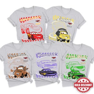 Puede incluir: Cinco camisetas de color gris claro con personajes de coches de dibujos animados de la pel&iacute;cula Cars. Cada camiseta muestra un personaje diferente: Lightning McQueen, Luigi, Tow Mate, Ramone y Chick Hicks, con sus nombres y el a&ntilde;o 2006.