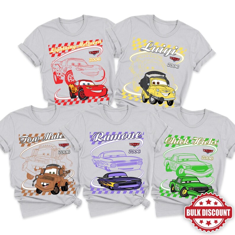 Puede incluir: Cinco camisetas de color gris claro con personajes de coches de dibujos animados de la pel&iacute;cula Cars. Cada camiseta muestra un personaje diferente: Lightning McQueen, Luigi, Tow Mate, Ramone y Chick Hicks, con sus nombres y el a&ntilde;o 2006.