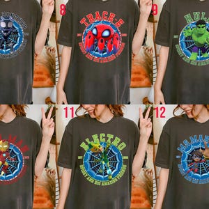 Puede incluir: Camisetas de color gris oscuro con dise&ntilde;os de superh&eacute;roes. Cada camiseta tiene un gr&aacute;fico circular con un personaje de superh&eacute;roe, una telara&ntilde;a y texto. Los personajes incluyen Black Panther, Spider-Man, Hulk, Iron Man, Electro y Ms. Marvel.
