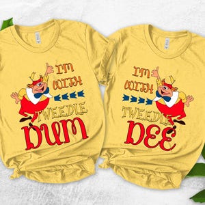 Funny I&#39;m With The Tweedle Dum Tweedle Dee T-shirt, Disney Alice In Wonderland Matching Tee, WDW Disneyland Family 2025 Trip Shirt UN1Q31