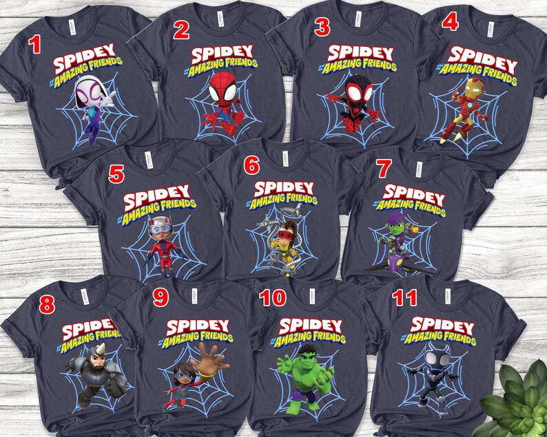 Puede incluir: Una colecci&oacute;n de once camisetas azul marino con varios personajes de la serie animada "Spidey y sus sorprendentes amigos". Cada camiseta muestra un personaje diferente sobre un fondo de telara&ntilde;a, con el logotipo del programa en rojo y azul.