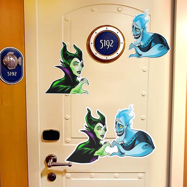 Puede incluir: Decoraciones para puertas con im&aacute;genes de dibujos animados de Mal&eacute;fica y Hades. Los personajes est&aacute;n en varias poses, incluyendo la formaci&oacute;n de un coraz&oacute;n con sus manos. La puerta tiene un ojo de buey con el n&uacute;mero 5192.