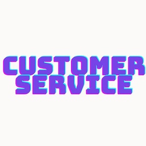 Op de afbeelding: De woorden "CUSTOMER SERVICE" worden weergegeven in grote, vette, paarse letters met een blauwe rand. De tekst is gecentreerd op een witte achtergrond, wat een eenvoudig maar opvallend ontwerp creëert.