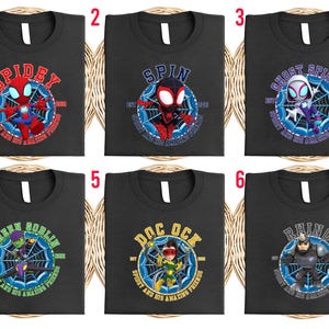 Puede incluir: Seis camisetas negras con diferentes dise&ntilde;os de personajes de Spider-Man. Cada camiseta presenta el nombre de un personaje, un dise&ntilde;o de telara&ntilde;a y el texto "Spidey and His Amazing Friends". Los dise&ntilde;os incluyen Spidey, Spin, Ghost Spider, Green Goblin, Doc Ock y Rhino.