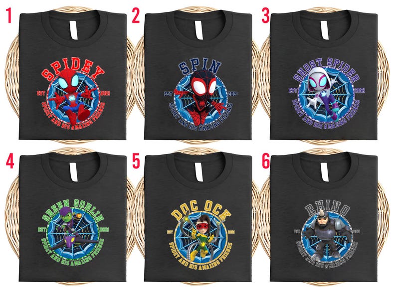 Puede incluir: Seis camisetas negras con diferentes dise&ntilde;os de personajes de Spider-Man. Cada camiseta presenta el nombre de un personaje, un dise&ntilde;o de telara&ntilde;a y el texto "Spidey and His Amazing Friends". Los dise&ntilde;os incluyen Spidey, Spin, Ghost Spider, Green Goblin, Doc Ock y Rhino.