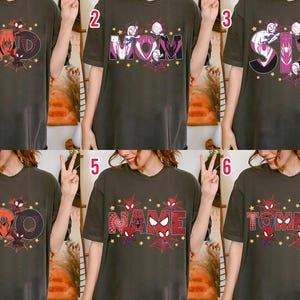 Puede incluir: Camisetas de color gris oscuro con varios dise&ntilde;os que incluyen las palabras "DAD", "MOM", "SIS", "NAME" y "TOMMY" en un estilo de c&oacute;mic. Cada dise&ntilde;o presenta personajes de Spider-Man, telara&ntilde;as y acentos de estrellas. Las camisetas son de manga corta.