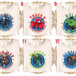 Puede incluir: Camisetas color crema con varios personajes de Marvel: Black Panther, Trace-E, Hulk, Iron Man, Electro y Ms. Marvel. Cada dise&ntilde;o incluye una imagen del personaje, una telara&ntilde;a y el texto "Spidey and His Amazing Friends."