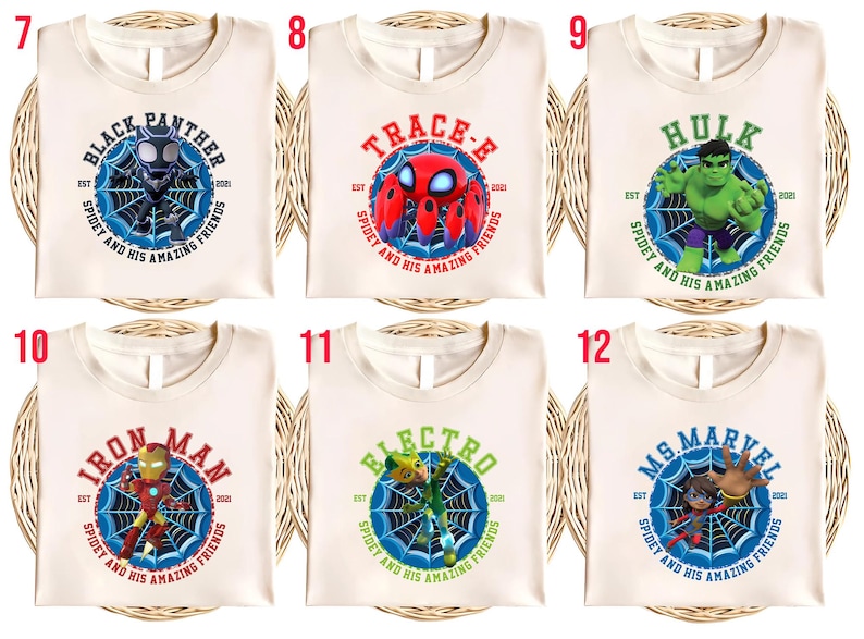 Puede incluir: Camisetas color crema con varios personajes de Marvel: Black Panther, Trace-E, Hulk, Iron Man, Electro y Ms. Marvel. Cada dise&ntilde;o incluye una imagen del personaje, una telara&ntilde;a y el texto "Spidey and His Amazing Friends."