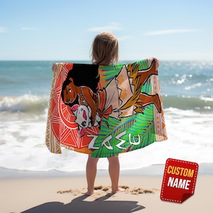 Pu&ograve; includere: Un telo mare rettangolare con una grafica colorata di un personaggio dei cartoni animati con lunghi capelli scuri che tiene in braccio un piccolo maiale bianco. Il design include un motivo circolare rosso, foglie di palma verdi e il testo NAME.