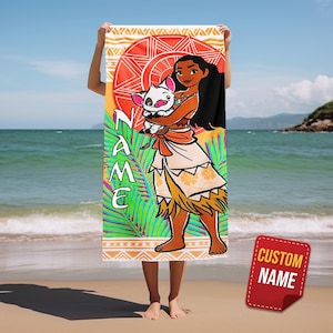 Pu&ograve; includere: Un telo mare rettangolare con un'illustrazione a cartoni animati di un personaggio dai capelli lunghi che tiene in braccio un piccolo maialino. Il design include un grande sole arancione, foglie di palma verdi e il testo verticale NAME.