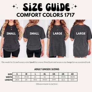 Puede incluir: Gu&iacute;a de tallas para camisetas Comfort Colors 1717. La imagen muestra modelos que usan tallas Small y Large. La gu&iacute;a incluye medidas en pulgadas para tallas unisex de adulto, de S a 4X, detallando ancho y largo.
