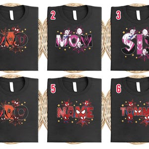 Puede incluir: Camisetas negras con varios dise&ntilde;os. Una dice "DAD" con un gr&aacute;fico tem&aacute;tico de ara&ntilde;a, otra dice "MOM" y una tercera dice "SIS". Otras camisetas tienen las palabras "BOO", "NAME" y "TOMMY".