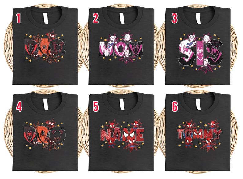 Puede incluir: Camisetas negras con varios dise&ntilde;os. Una dice "DAD" con un gr&aacute;fico tem&aacute;tico de ara&ntilde;a, otra dice "MOM" y una tercera dice "SIS". Otras camisetas tienen las palabras "BOO", "NAME" y "TOMMY".