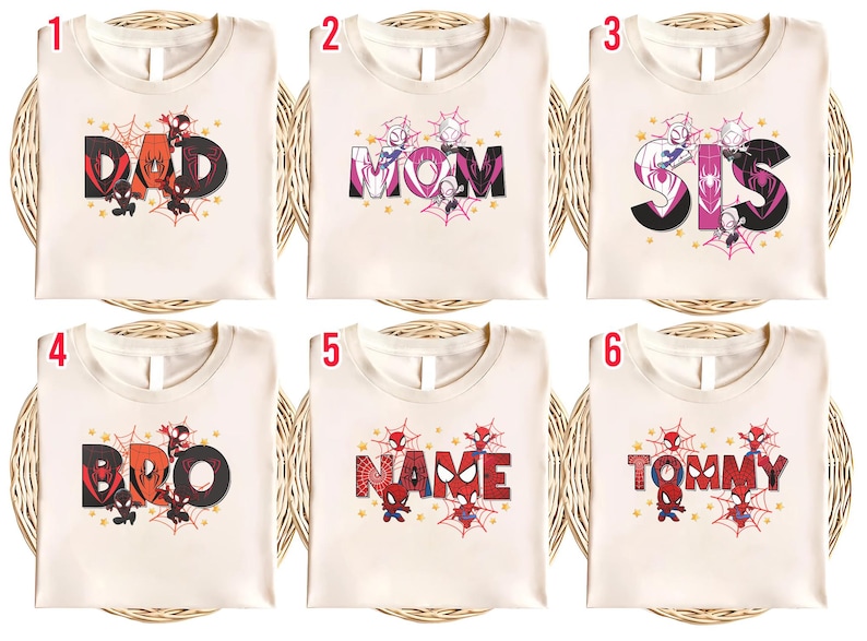 Puede incluir: Camisetas de color crema con varios dise&ntilde;os que muestran las palabras "DAD", "MOM", "SIS", "BRO", "NAME" y "TOMMY". Cada dise&ntilde;o incluye personajes de Spider-Man, telara&ntilde;as y detalles de estrellas. Las camisetas se exhiben sobre una superficie tejida.