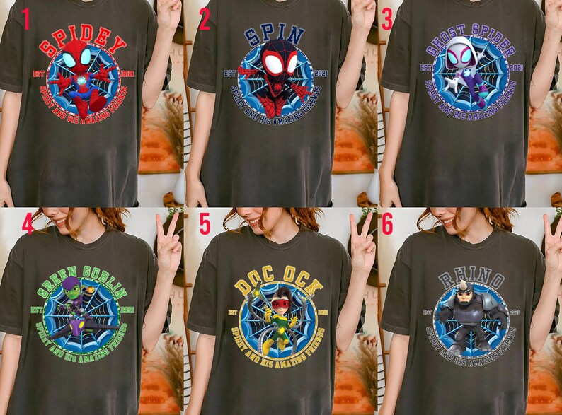 Puede incluir: Camisetas de color gris oscuro con varios personajes de Spider-Man. Cada camiseta tiene un gr&aacute;fico circular con el nombre de un personaje y el texto "SPIDEY AND HIS AMAZING FRIENDS". Los personajes incluyen a Spider-Man, Spin, Ghost Spider, Green Goblin, Doc Ock y Rhino.