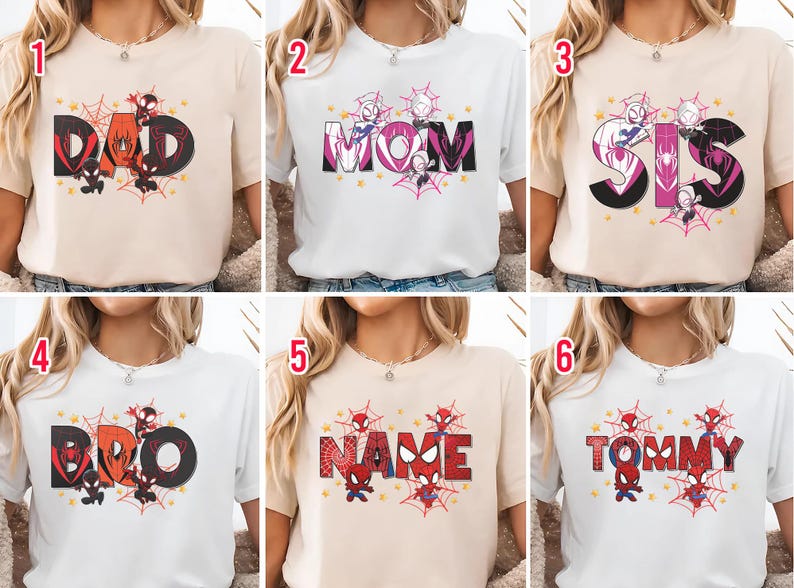 Puede incluir: Una colecci&oacute;n de camisetas con dise&ntilde;os tem&aacute;ticos de superh&eacute;roes. Cada camiseta muestra una palabra diferente: DAD, MOM, SIS, BRO, NAME y TOMMY. Los dise&ntilde;os incorporan telara&ntilde;as, estrellas y personajes de superh&eacute;roes en varios colores.