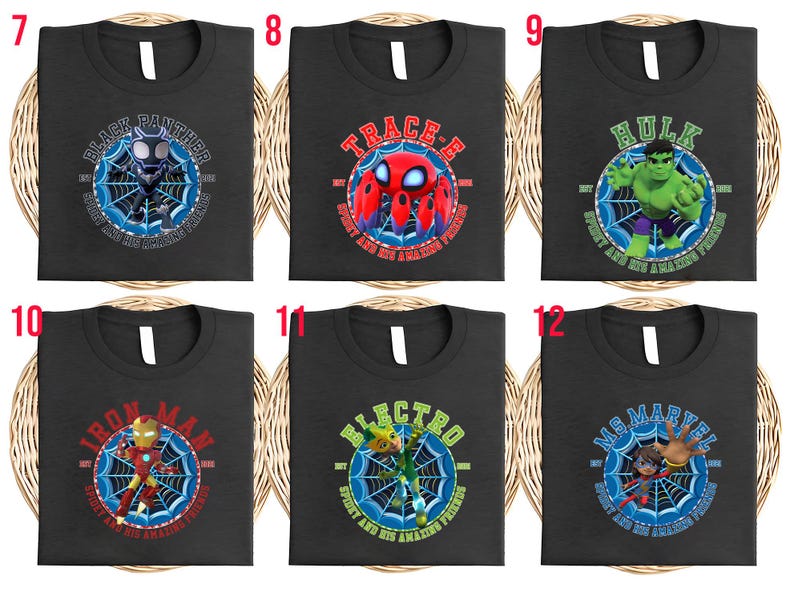 Puede incluir: Camisetas negras con dise&ntilde;os de superh&eacute;roes. Cada camiseta muestra un personaje diferente, incluyendo Black Panther, Trace-E, Hulk, Iron Man, Electro y Ms. Marvel, con sus nombres e im&aacute;genes relacionadas. Los dise&ntilde;os est&aacute;n dentro de un gr&aacute;fico de telara&ntilde;a.