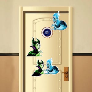 Puede incluir: Juego de pegatinas decorativas con los personajes de dibujos animados Mal&eacute;fica y Hades. Las pegatinas muestran a los personajes en varias poses, con un emblema circular que muestra el a&ntilde;o "1997". Los personajes son verdes, negros y azules.