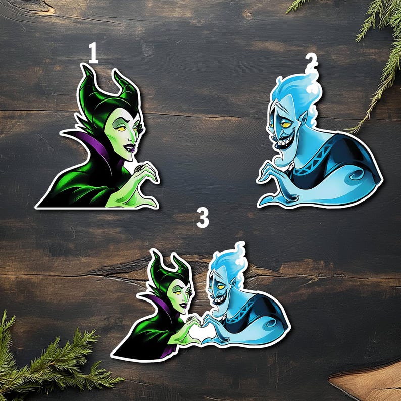 Puede incluir: Juego de tres pegatinas con ilustraciones de dibujos animados de Mal&eacute;fica y Hades. Las pegatinas muestran a los personajes en varias poses, con colores vibrantes y contornos audaces. Sobre un fondo de madera oscura.