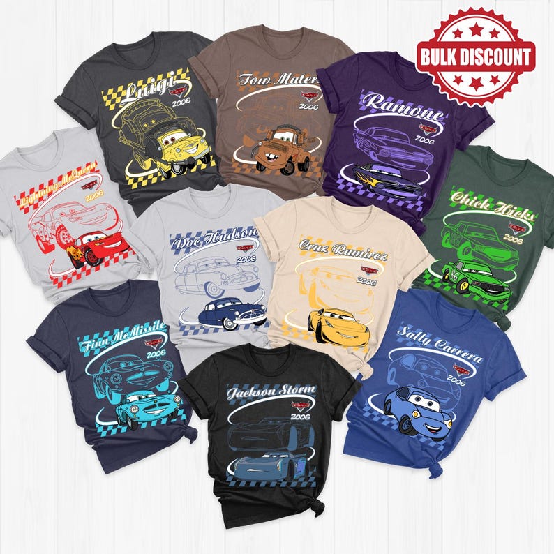 Puede incluir: Surtido de camisetas tem&aacute;ticas de Cars en varios colores, cada una con un personaje diferente y el a&ntilde;o 2006. Los dise&ntilde;os incluyen a Luigi, Tow Mater, Ramone, Chick Hicks, Cruz Ramirez y Sally Carrera. Es visible una pegatina de "Bulk Discount".