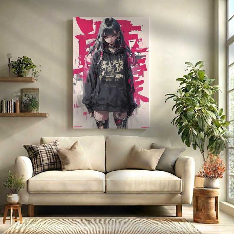 Op de afbeelding: Een canvas print met een digitale illustratie van een persoon met lang zwart haar in een zwarte hoodie met Japanse tekst. De achtergrond heeft roze penseelstreken. Het kunstwerk hangt boven een cr&egrave;mekleurige bank.