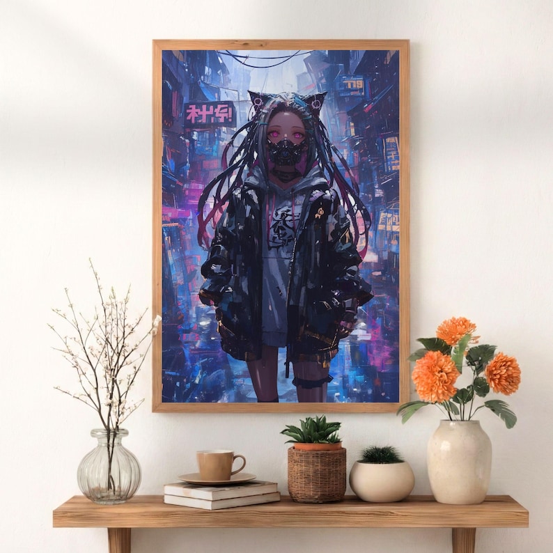 Op de afbeelding: Een ingelijste digitale kunstprint met een cyberpunk-stijl karakter met lang zwart haar, een gezichtsmasker en een zwarte jas. De achtergrond toont een neonverlichte stadsgezicht met Japanse tekst. Het kunstwerk wordt tentoongesteld op een houten plank.