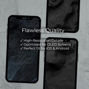 Peut inclure: Trois smartphones avec des coques noires et un motif de carte topographique sur leurs &eacute;crans. Le texte "Flawless Quality" est au-dessus des puces : "High-Resolution Details", "Optimized for OLED Screens", et "Perfect fit for iOS & Android".