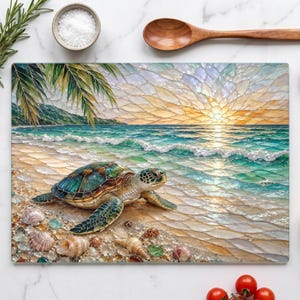 Könnte beinhalten: Ein rechteckiges Glasschneidebrett mit einer Mosaik-Illustration einer Meeresschildkröte an einem Sandstrand bei Sonnenuntergang. Das Motiv zeigt türkisfarbene Meereswellen, Palmenwedel und verstreute Muscheln in einer texturierten Optik.