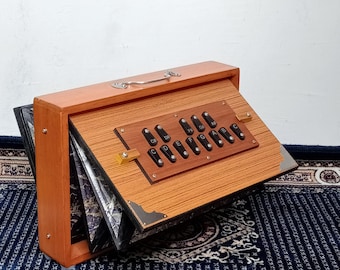 13-Note Medium Shruti Box – Natural Finish with Black Keys & Printed Notes