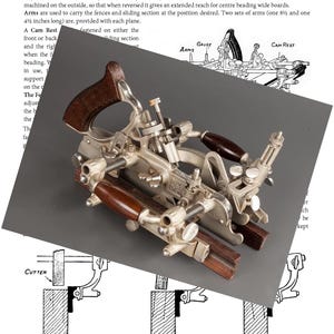 Può includere: Pialla per legno Stanley Fifty Five con corpo in metallo argentato e manici in palissandro. L'immagine include diagrammi e testo sulle caratteristiche e l'uso della pialla. La pialla ha due serie di bracci, uno di 21,6 cm e uno di 11,4 cm.