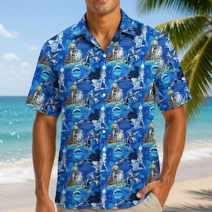 Pode incluir: Uma caneca de cerâmica branca com uma alça preta e o texto "But First, Coffee" em preto, em negrito. A caneca está sobre uma superfície branca.