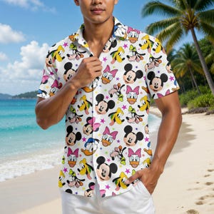 Puede incluir: Una taza de cerámica blanca con un asa negra y el texto "But First, Coffee" en negrita negra. La taza está sobre una superficie blanca.